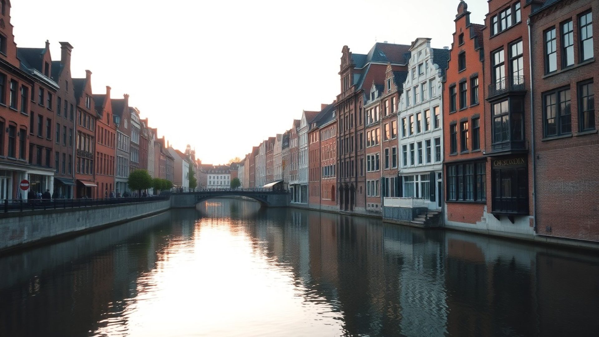 Canal de Bruges à l'aube, façades en briques reflétées dans l'eau